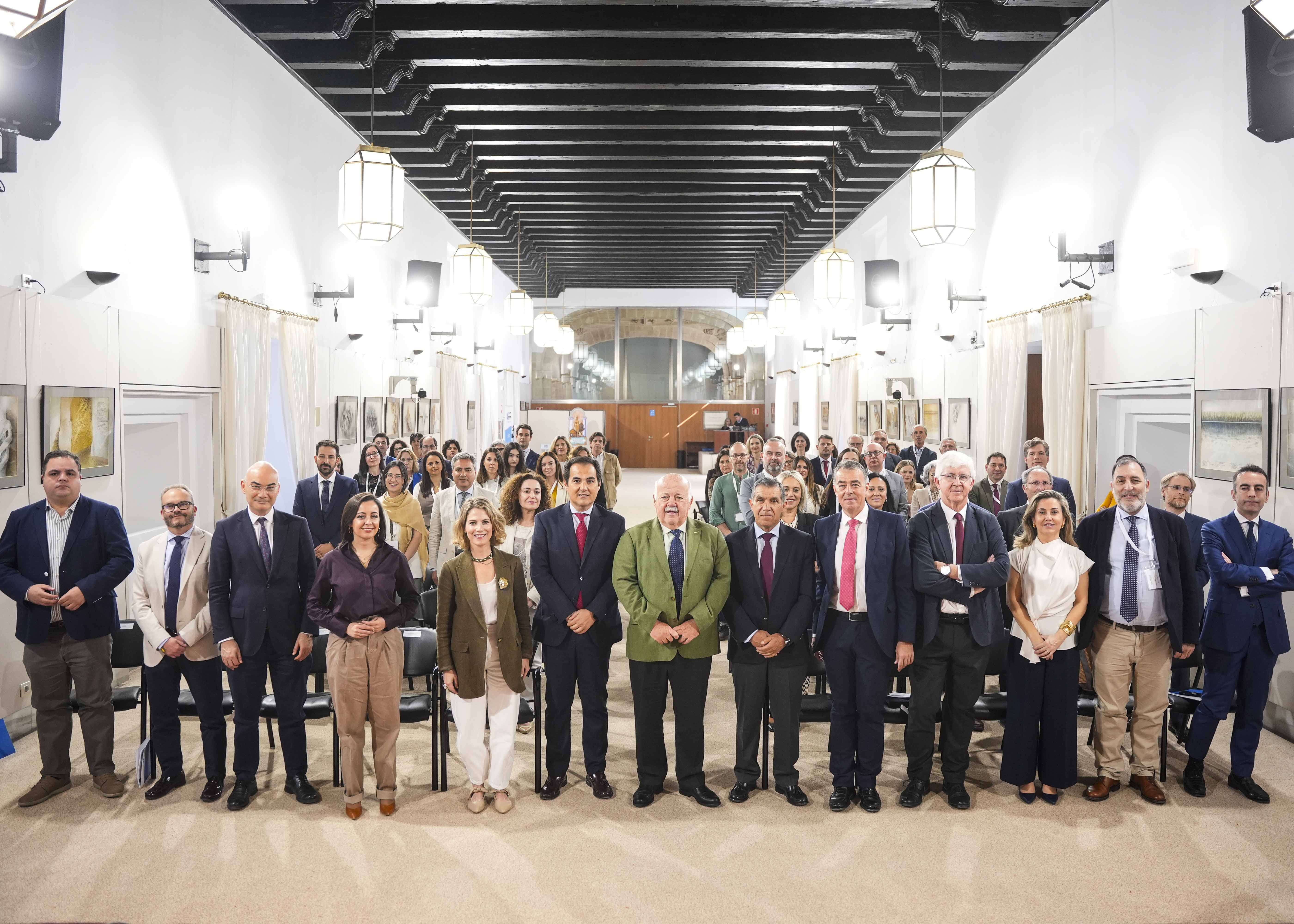 Foto de familia de los asistentes a la jornada que se celebra en la sede parlamentaria y que cuenta con la participacin de numerosos expertos en la materia  