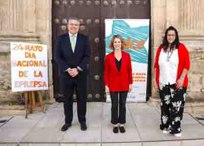  La vicepresidenta primera de la Cámara, Ana Mestre; el director general de Personas con Discapacidad de la Junta de Andalucía, Pedro Calbó; y la presidenta de Ápice, Aurora Gómez