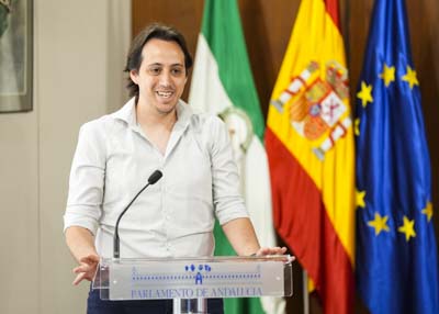 Uno de los asistentes interviene para contar su experiencia