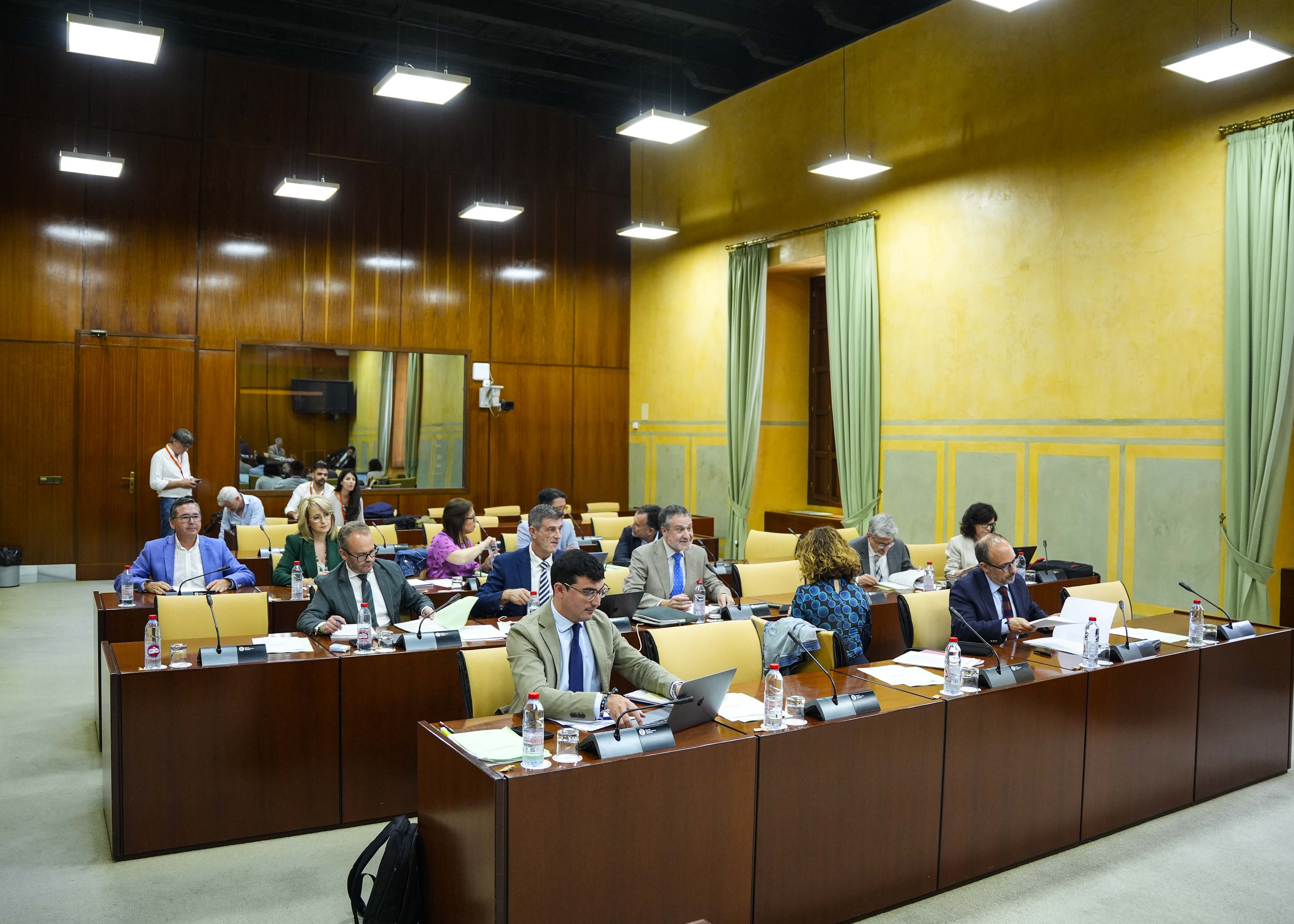  Diputados de la Comisin de Universidad, Investigacin e Innovacin momentos antes de iniciar la sesin