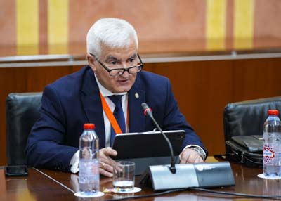 Por la Federacin Andaluza de Municipios y Provincias (FAMP) interviene Vito Rafael Epscopo, teniente de alcalde, delegado de Recursos Humanos, Organizacin, Ciudad Inteligente, Digitalizacin e Innovacin del Ayuntamiento de Granada
 