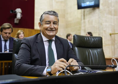  Antonio Sanz, consejero de la Presidencia, antes de comenzar la sesin 