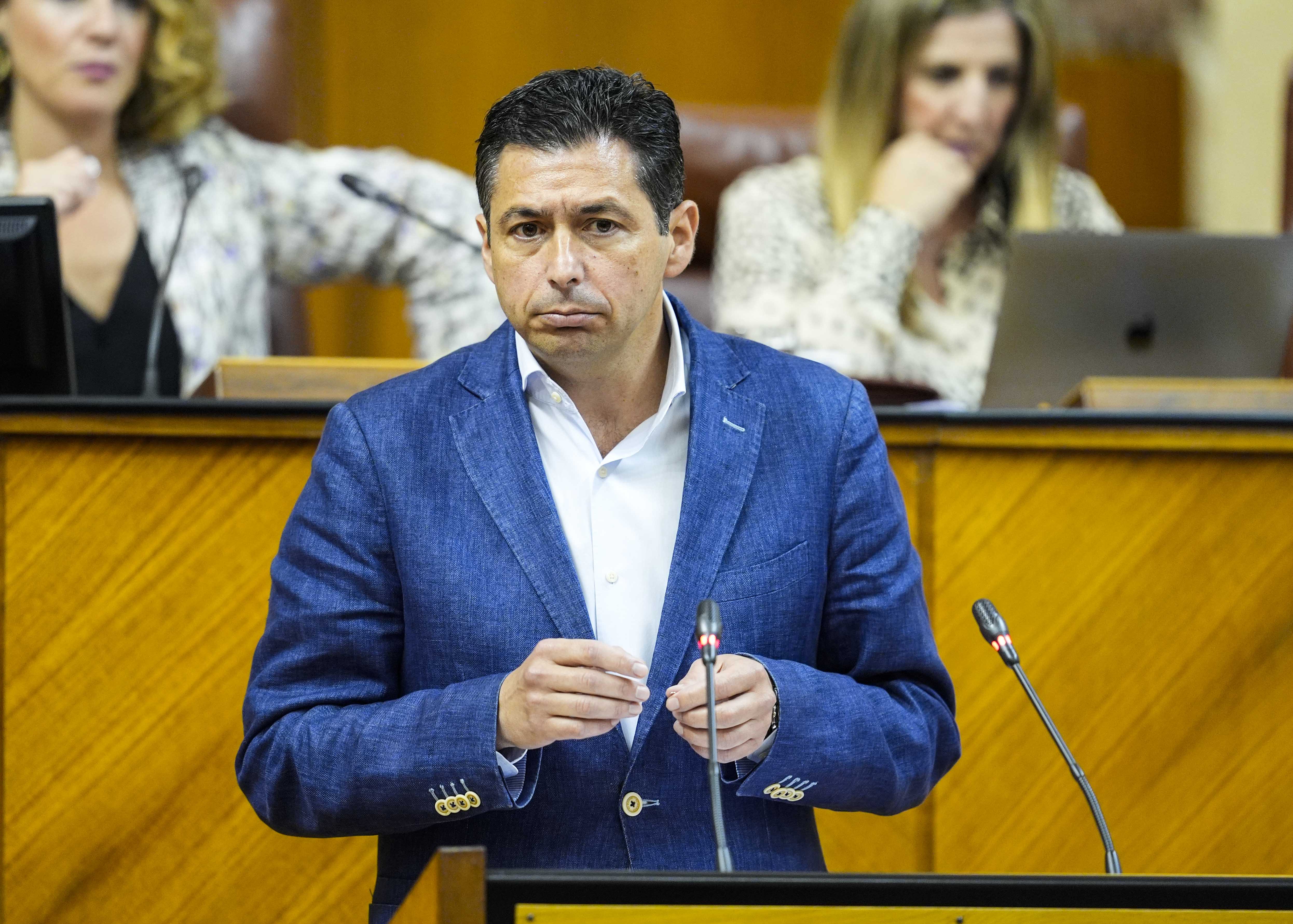 El portavoz adjunto del Grupo Socialista, Rafael Mrquez, expresa el parecer de su agrupacin ante el dictamen  