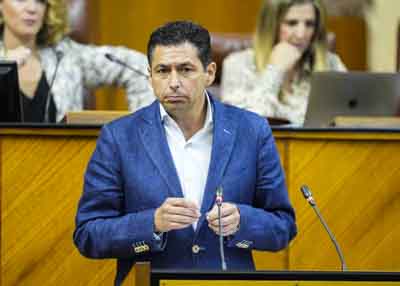 El portavoz adjunto del Grupo Socialista, Rafael Mrquez, expresa el parecer de su agrupacin ante el dictamen  