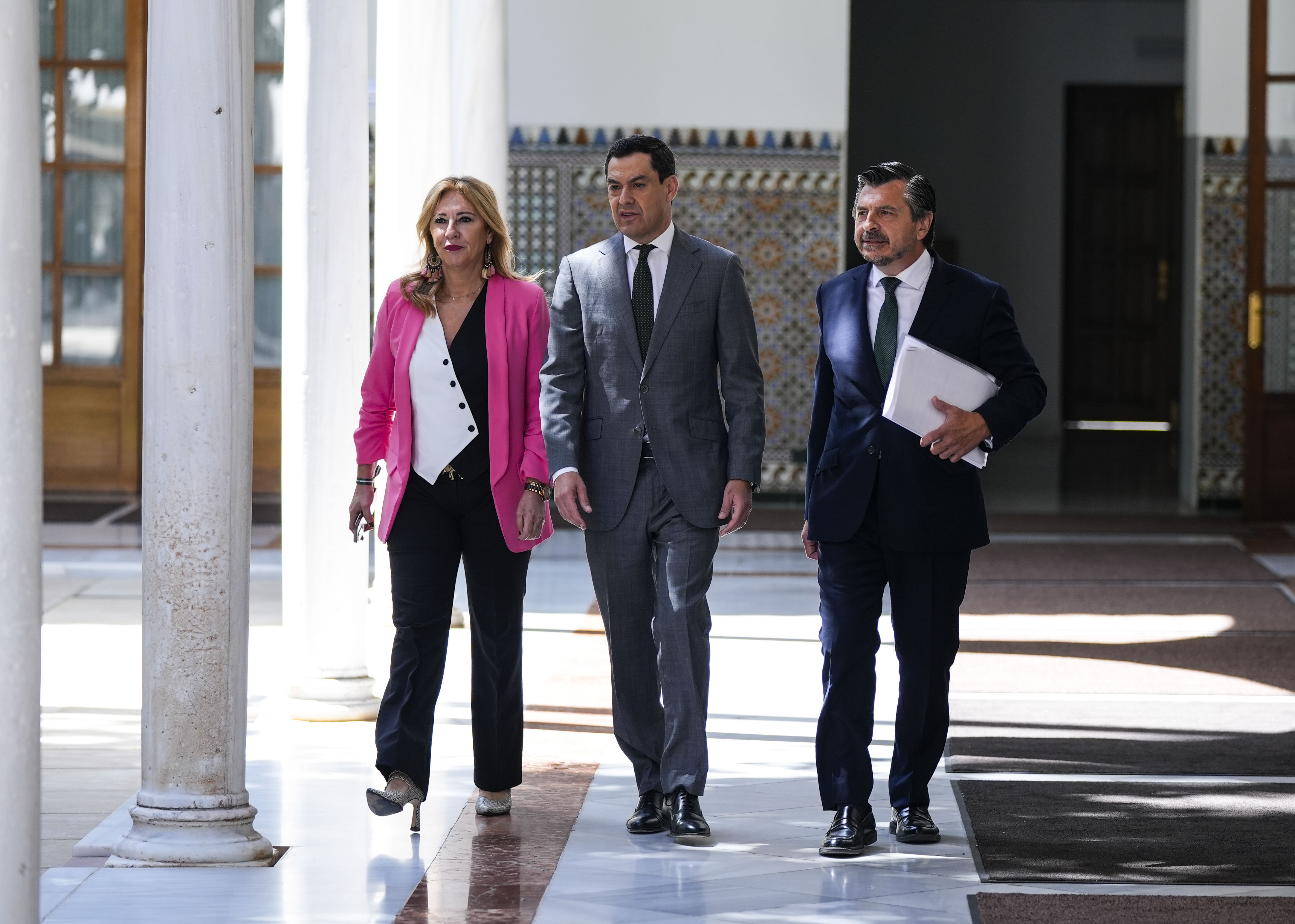 El presidente de la Junta de Andaluca, Juan Manuel Moreno, se dirige al pleno acompaado por la consejera de Economa, Carolina Espaa, y por el portavoz del G.P. Popular, Antonio Martn   