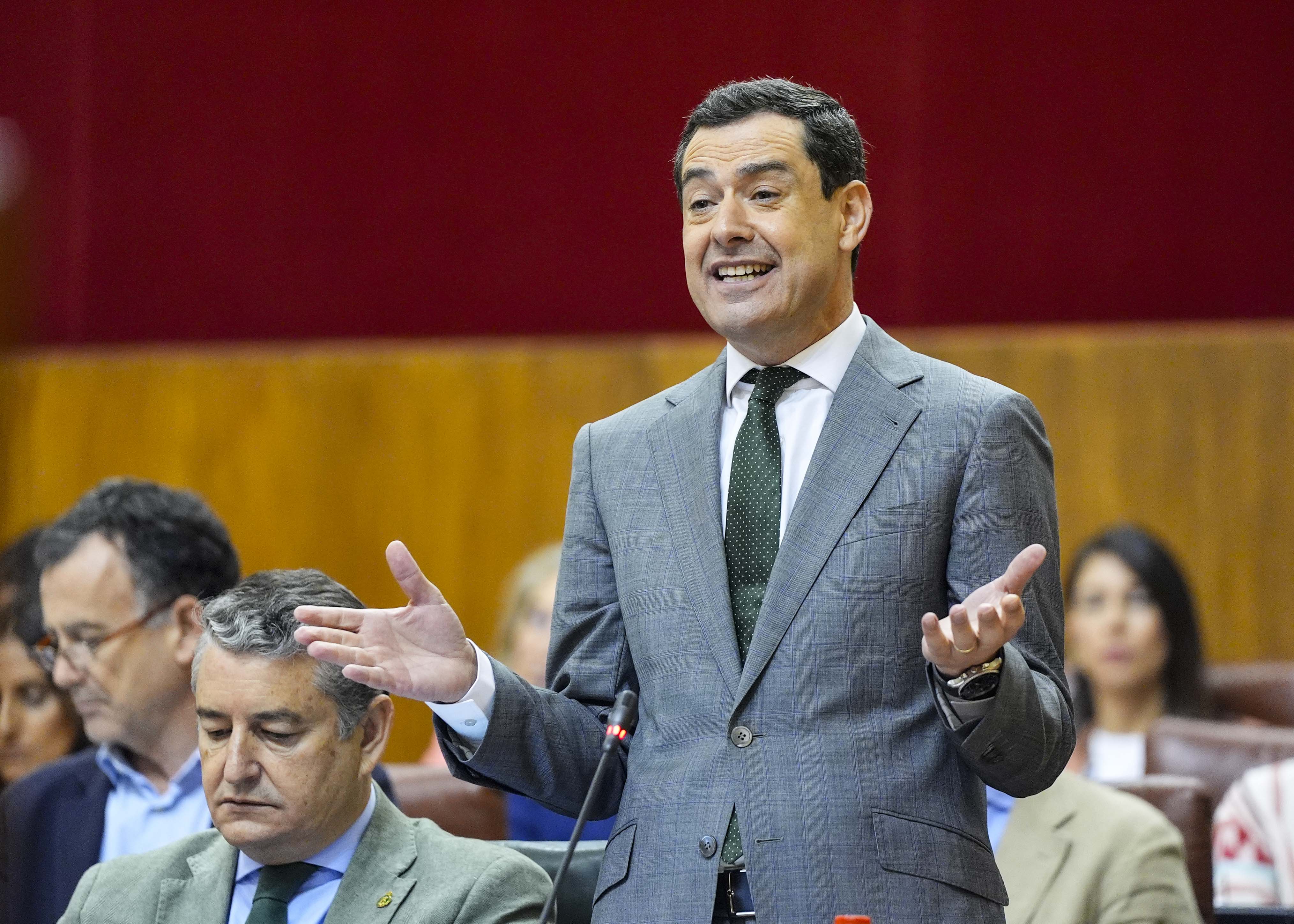 El presidente de la Junta de Andaluca, Juan Manuel Moreno, contesta a las preguntas de los portavoces parlamentarios en la sesin de control 