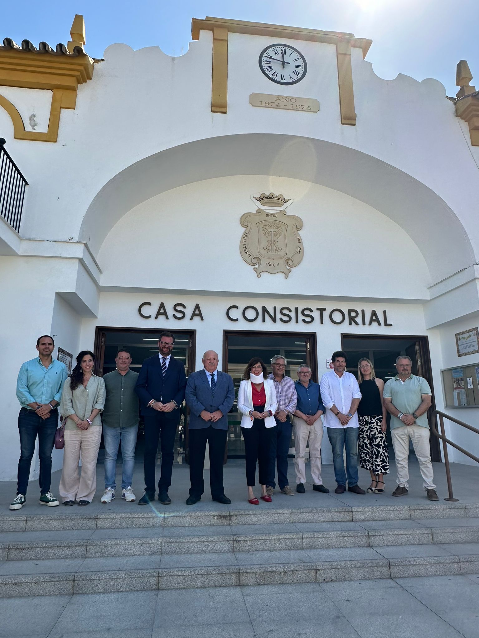    Jess Aguirre, presidente del Parlamento, junto a Matilde Esteo, alcaldesa de Palma del Ro, y la corporacin municipal  