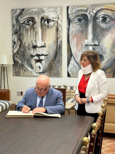    El presidente del Parlamento, Jess Aguirre, firma el libro de honor del Ayuntamiento de Palma del Ro en presencia de su alcaldesa, Matilde Esteo 