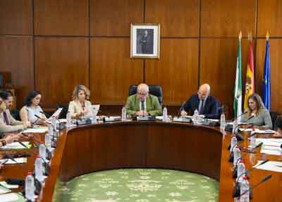 El presidente del Parlamento, Jess Aguirre, las tres vicepresidentas de la Cmara y el letrado mayor en la sesin de la Junta de Portavoces de hoy 