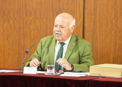 Jess Aguirre, presidente del Parlamento, da la bienvenida a los asistentes a la entrega de los premios del concurso escolar "Andaluca en un mapa" 