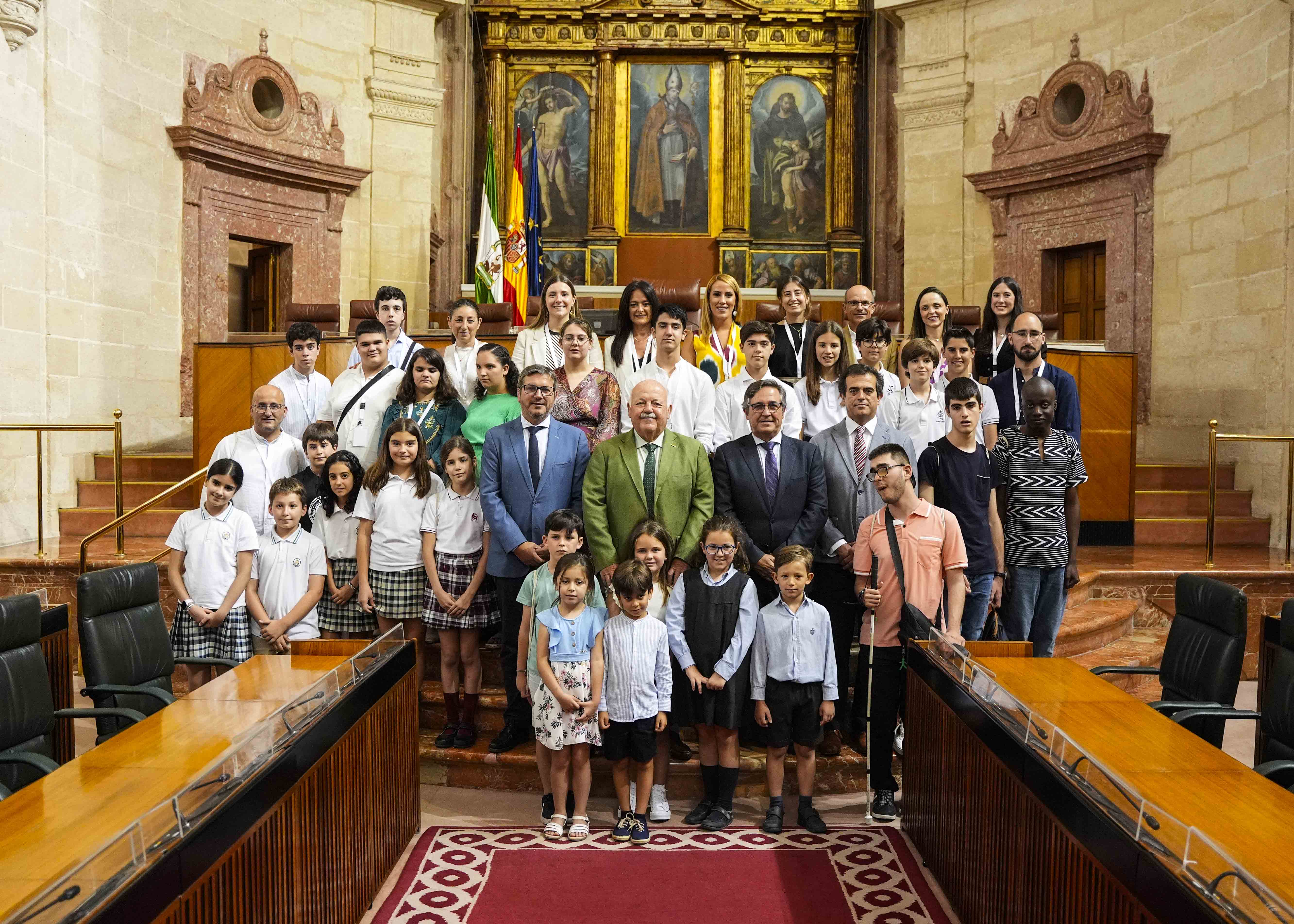 Foto de familia del presidente del Parlamento con los participantes en el acto de entrega de premios en el saln de plenos 