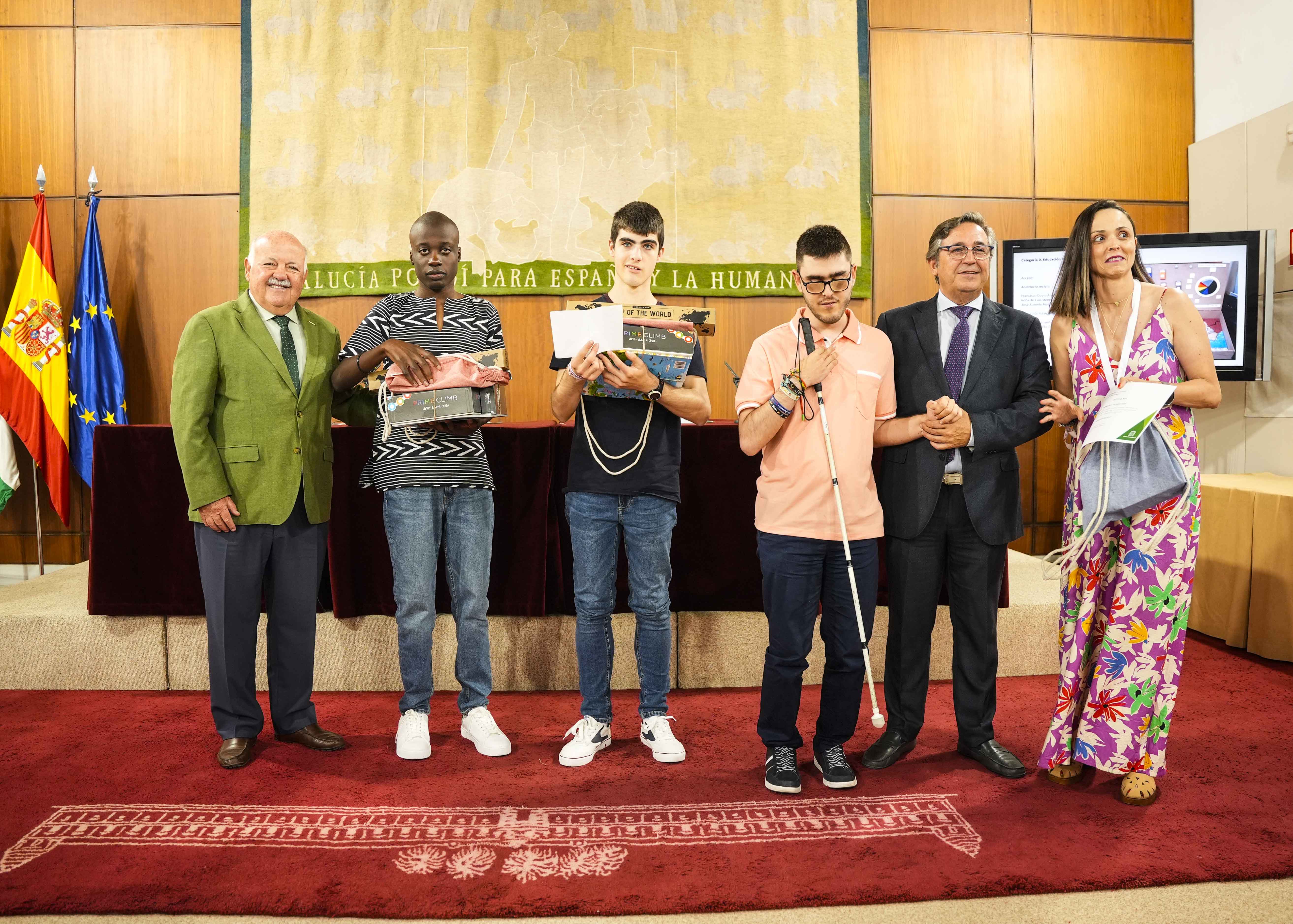  Accsit en la categora Educacin Permanente y Especial para "Andaluca recicla", obra colectiva realizada por alumnado de Formacin Bsica Obligatoria del instituto de Enseanza Secundaria Santa Mara del guila de El Ejido (Almera) 