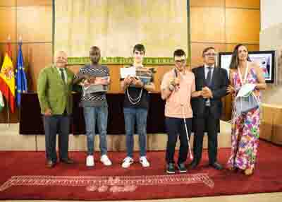  Accsit en la categora Educacin Permanente y Especial para "Andaluca recicla", obra colectiva realizada por alumnado de Formacin Bsica Obligatoria del instituto de Enseanza Secundaria Santa Mara del guila de El Ejido (Almera) 