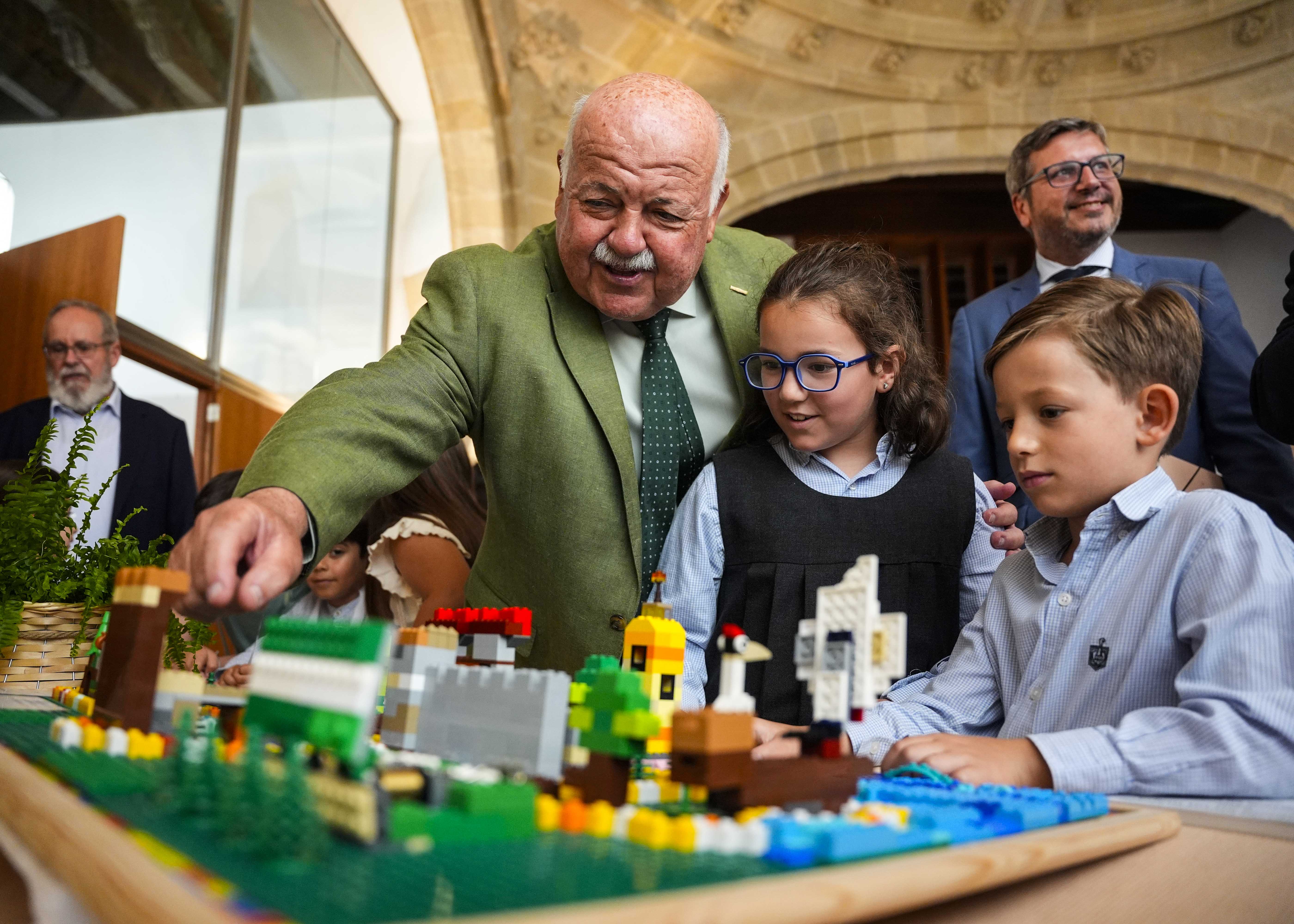 El presidente del Parlamento con uno de los trabajos premiados 
