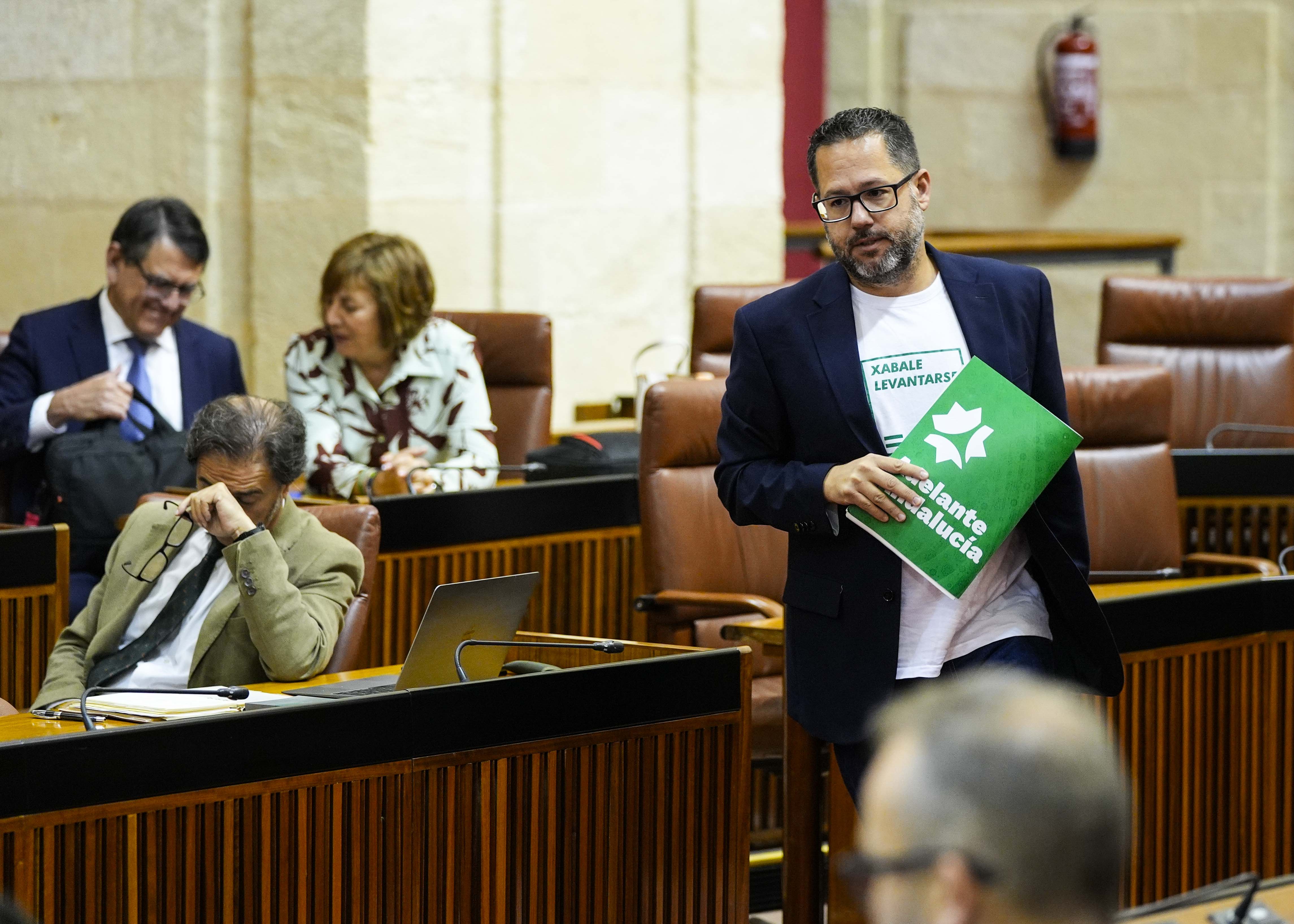 El portavoz del G.P. Mixto-Adelante Andaluca se dirige al atril 