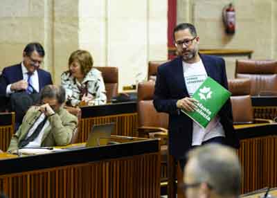 El portavoz del G.P. Mixto-Adelante Andaluca se dirige al atril 