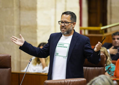 El portavoz del Grupo Mixto-Adelante Andaluca, Jos Ignacio Garca, pregunta sobre el cierre de unidades en Huelva a la consejera de Desarrollo Educativo 