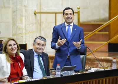 Juan Manuel Moreno, presidente de la Junta de Andaluca, responde a las preguntas formuladas por los portavoces de los grupos parlamentarios de la Cmara  