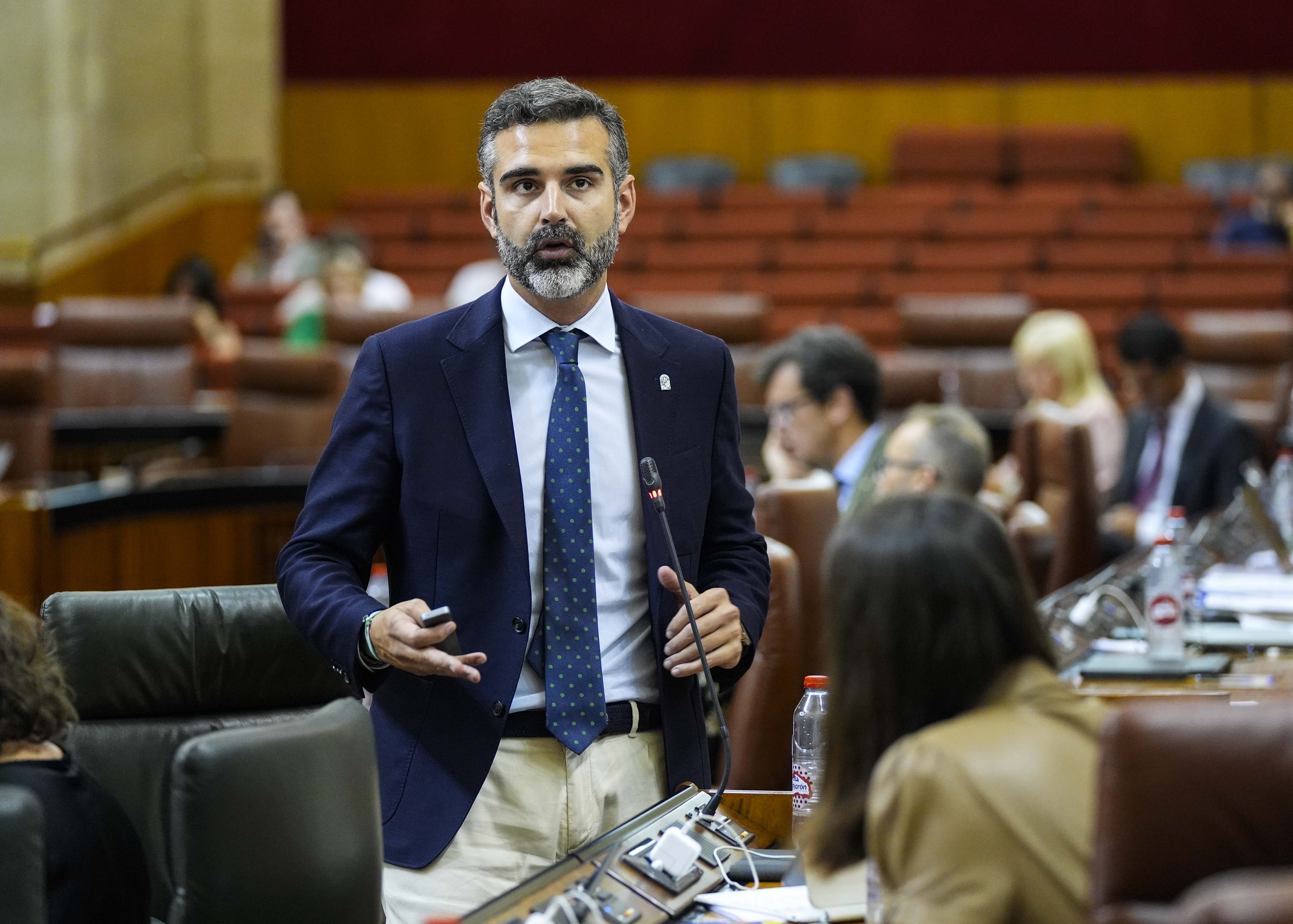 El consejero de Sostenibilidad, Medio Ambiente y Economa Azul, Ramn Fernndez-Pacheco, contesta a la pregunta 