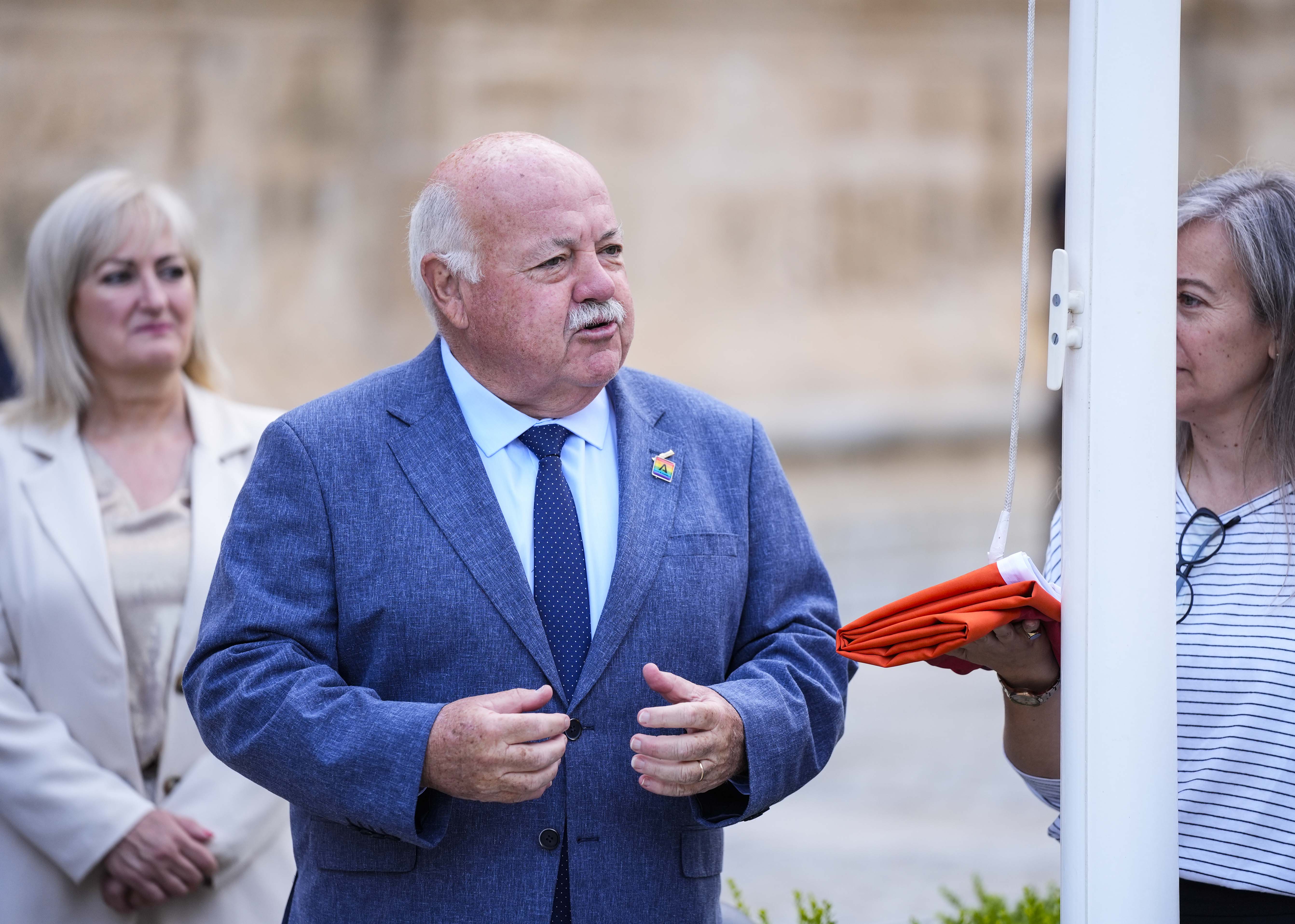  El presidente del Parlamento, Jess Aguirre, pronuncia unas palabras en el acto de entrega de la Bandera de la Diversidad 