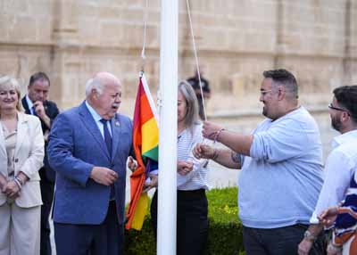  Jess Aguirre procede al izado de la Bandera de la Diversidad de la Red de Municipios Orgullosos en la sede del Parlamento


 