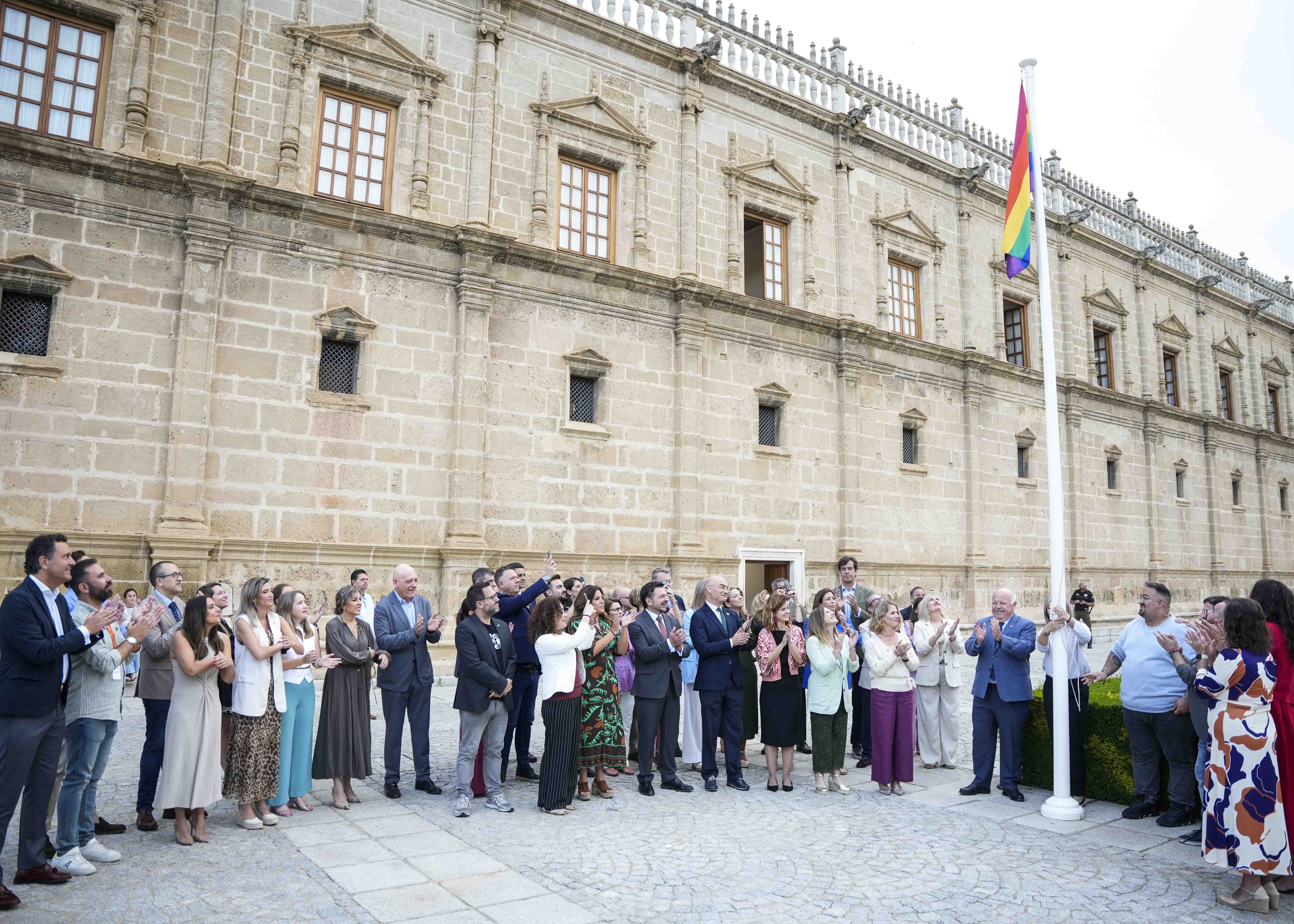  El presidente de la Cmara, Jess Aguirre; miembros de la Mesa del Parlamento; diputados de los grupos parlamentarios;  la consejera de Inclusin Social, Loles Lpez; la consejera de Salud, Catalina Garca; y representantes de la Red Estatal de Municipios Orgullosos una vez izada la bandera
