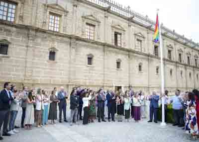  El presidente de la Cmara, Jess Aguirre; miembros de la Mesa del Parlamento; diputados de los grupos parlamentarios;  la consejera de Inclusin Social, Loles Lpez; la consejera de Salud, Catalina Garca; y representantes de la Red Estatal de Municipios Orgullosos una vez izada la bandera