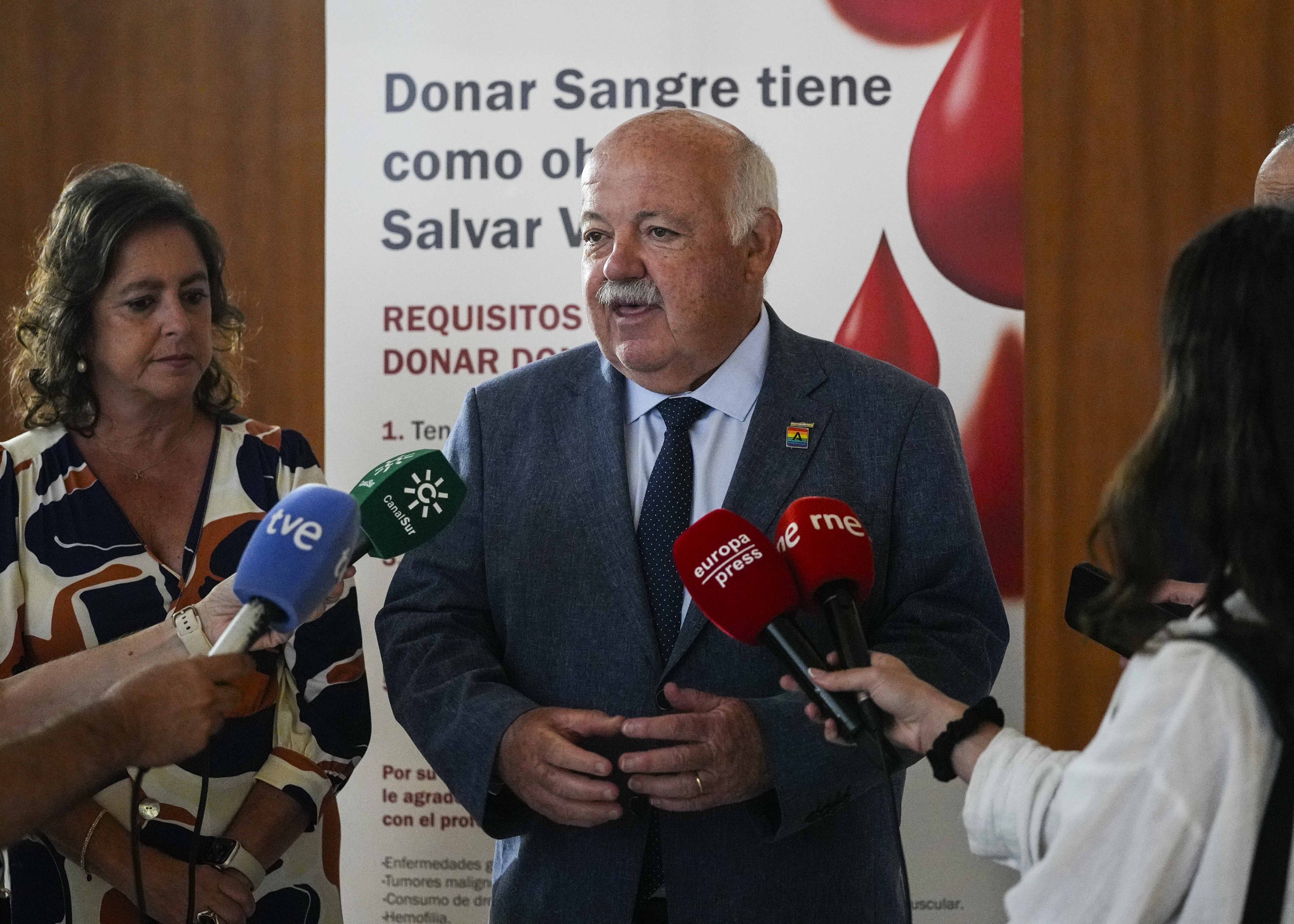  El presidente del Parlamento, Jess Aguirre, hace unas declaraciones a los medios antes de la donacin en el Parlamento de Andaluca 