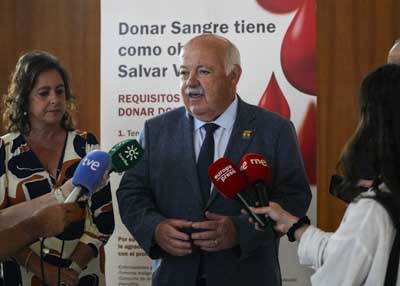  El presidente del Parlamento, Jess Aguirre, hace unas declaraciones a los medios antes de la donacin en el Parlamento de Andaluca 