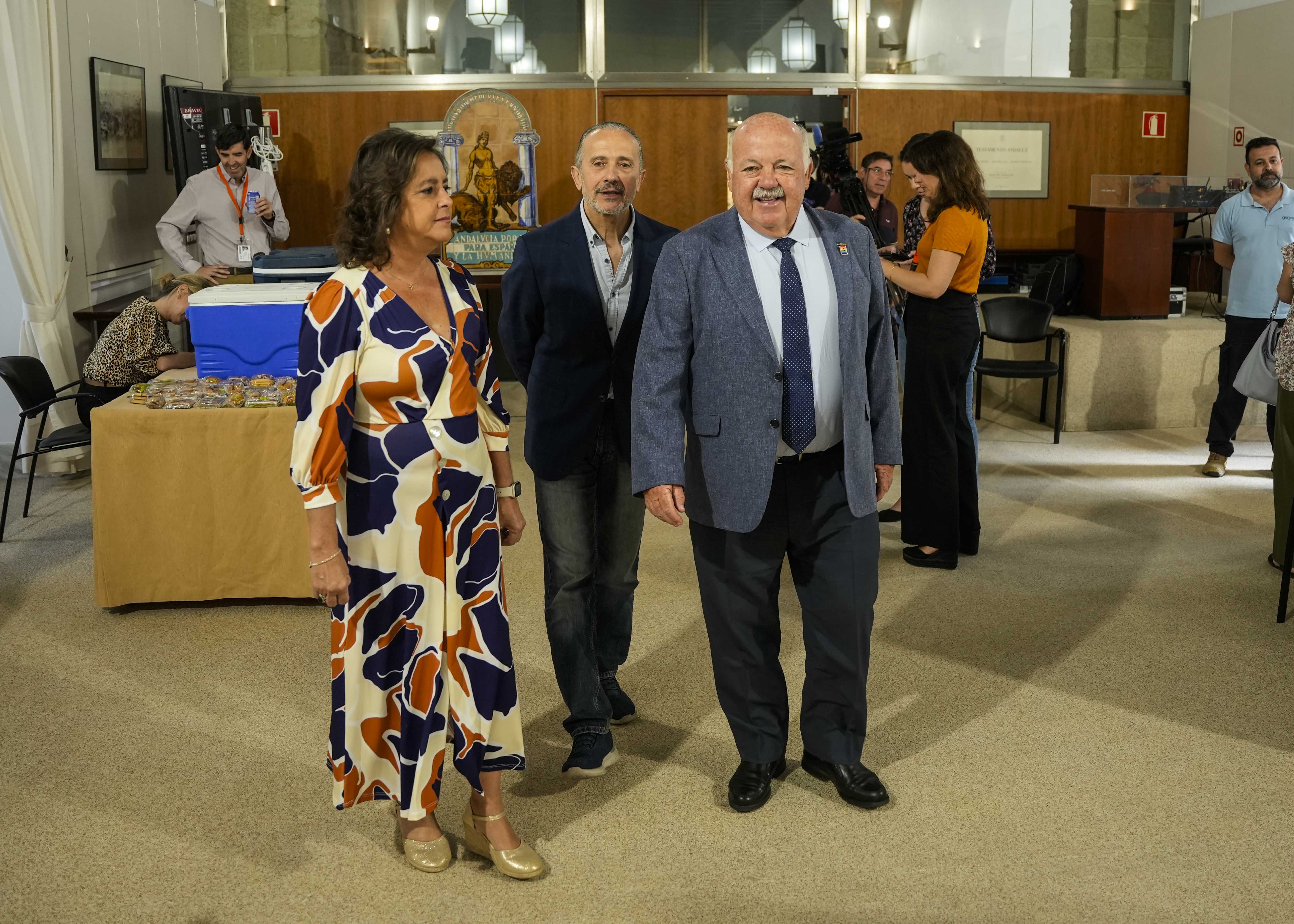  El presidente del Parlamento, Jess Aguirre, y la consejera de Salud, Catalina Garca, entran en la sala Jimnez-Becerril del Parlamento habilitada para la donacin de sangre