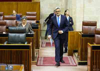 El diputado socialista Jos Aurelio Aguilar se dirige al atril para defender una mocin 