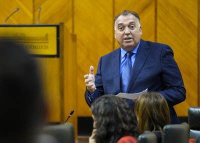 Arturo Bernal, consejero de Turismo, Cultura y Deporte, responde a la pregunta 
