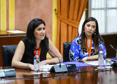 Cristina Ramrez, acompaada de Ana Mara Gmez, ha comparecido en representacin de las Hermanas Oblatas del Santsimo Redentor (Proyecto Mujer Gades)
