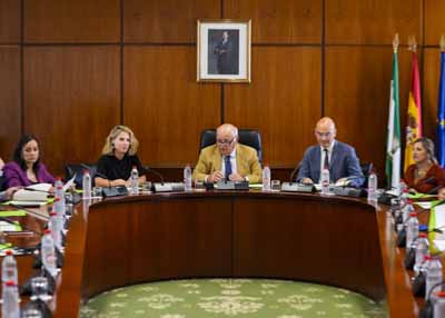El presidente del Parlamento, las tres vicepresidentas y el letrado mayor durante el transcurso de la Junta de Portavoces 