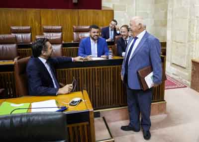 Jess Aguirre, presidente del Parlamento, y diputados del Grupo Popular antes de iniciar la sesin 
