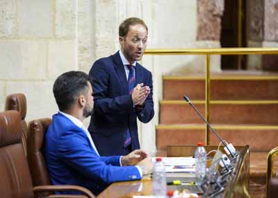 Erik Domnguez, del Grupo Popular, formula una pregunta relativa a impacto del caso ERE en las arcas andaluzas