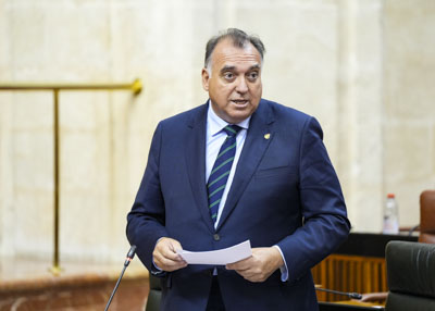 El consejero de Turismo, Cultura y Deporte, Arturo Bernal, le responde  