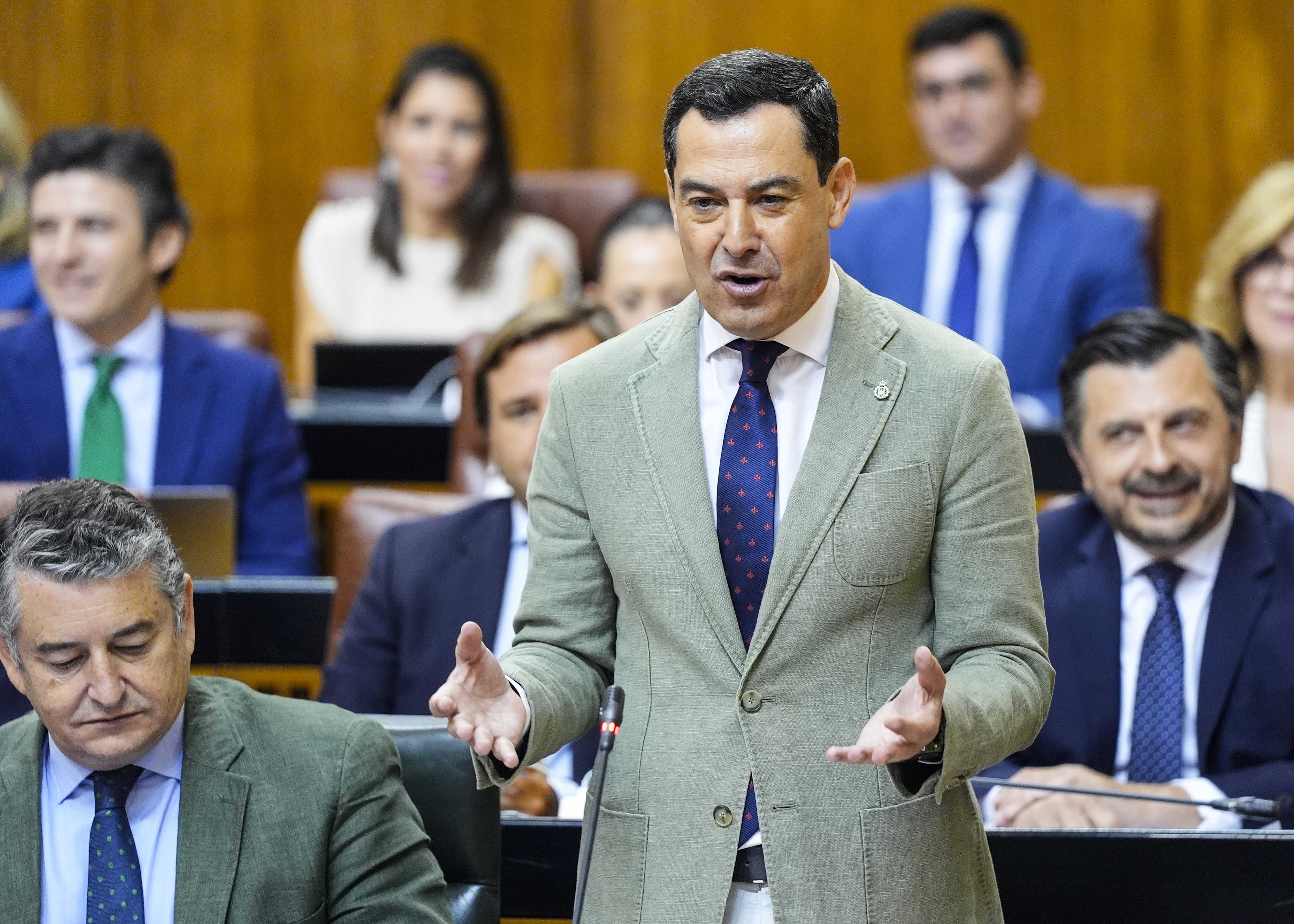 El presidente de la Junta de Andaluca, Juan Manuel Moreno, responde a las preguntas formuladas por los portavoces de los grupos parlamentarios de la Cmara 