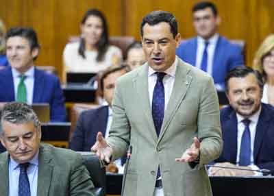 El presidente de la Junta de Andaluca, Juan Manuel Moreno, responde a las preguntas formuladas por los portavoces de los grupos parlamentarios de la Cmara 