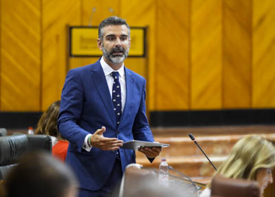 Ramn Fernndez-Pacheco, consejero de Agricultura, Pesca, Agua y Desarrollo Rural en suplencia, responde  