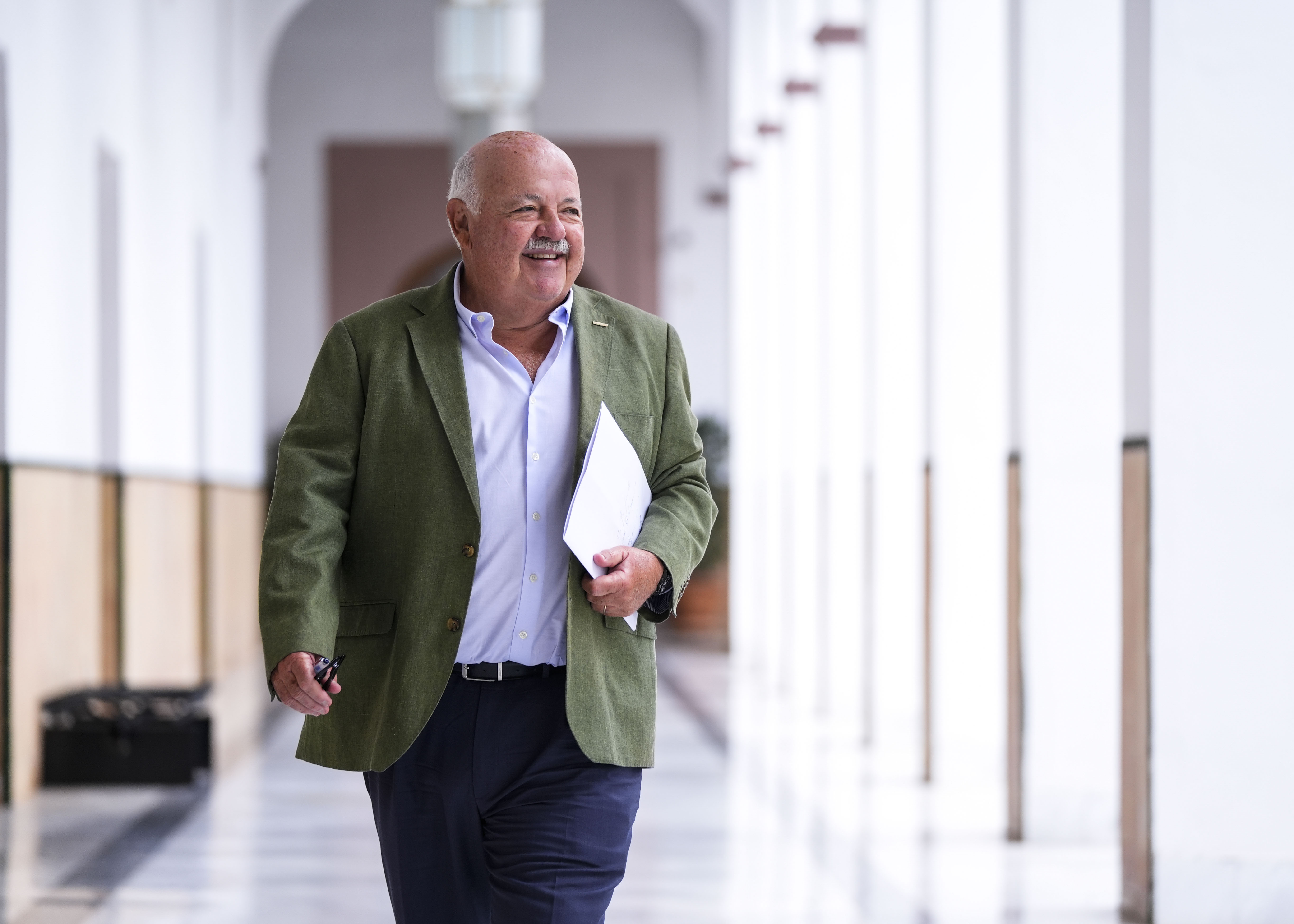 El presidente del Parlamento de Andaluca, Jess Aguirre, se dirige a la sala de ruedas de prensa de la Cmara 