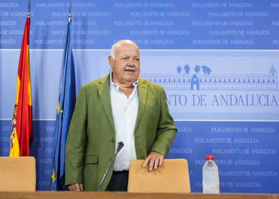 Jess Aguirre, presidente de la Cmara, a su llegada a la sala de ruedas de prensa 