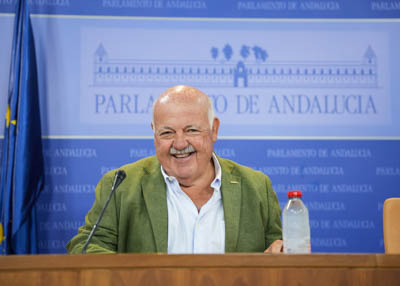 Jess Aguirre saluda a los medios de comunicacin presentes en la rueda de prensa 