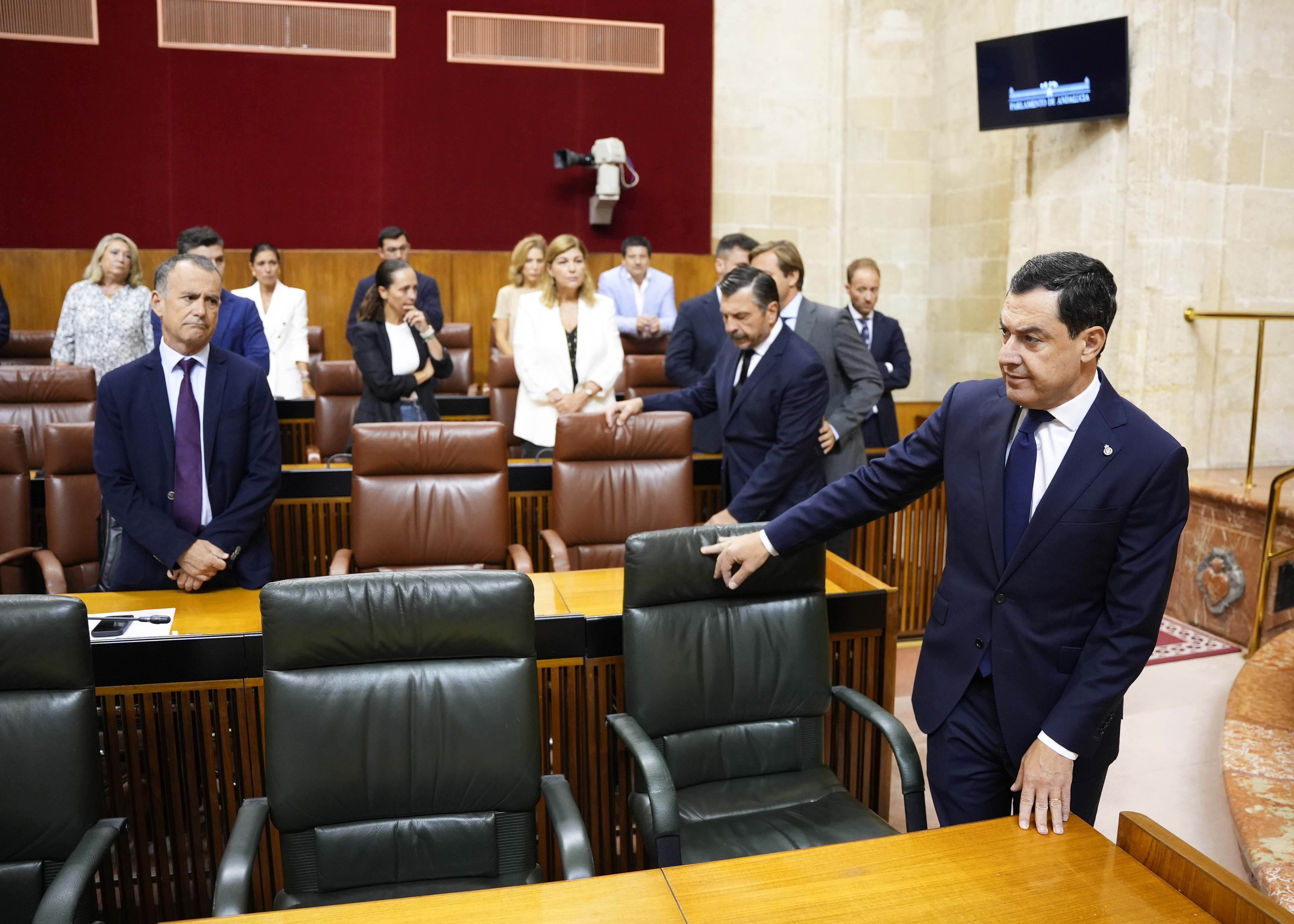 El presidente de la Junta de Andaluca, Juan Manuel Moreno, a su llegada al pleno 