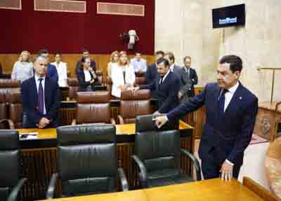 El presidente de la Junta de Andaluca, Juan Manuel Moreno, a su llegada al pleno 