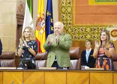  El presidente del Parlamento, Jess Aguirre, y las dos vicepresidentas primeras, Ana Mestre e Irene Garca, tras el minuto de silencio 