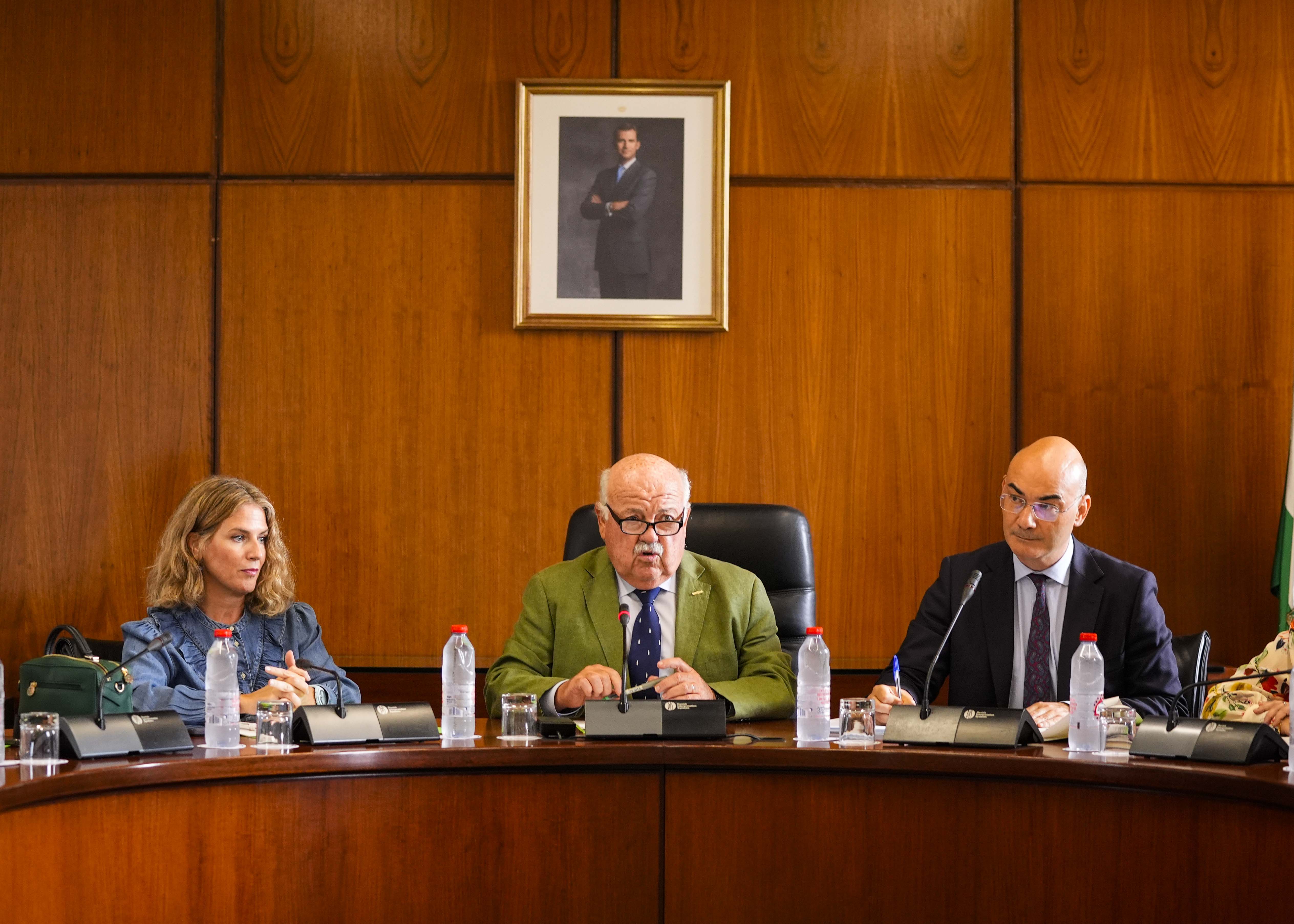Ana Mara Mestre, vicepresidenta primera; Jess Aguirre, presidente; y Manuel Carrasco, letrado mayor de la Cmara, en la Junta de Portavoces  