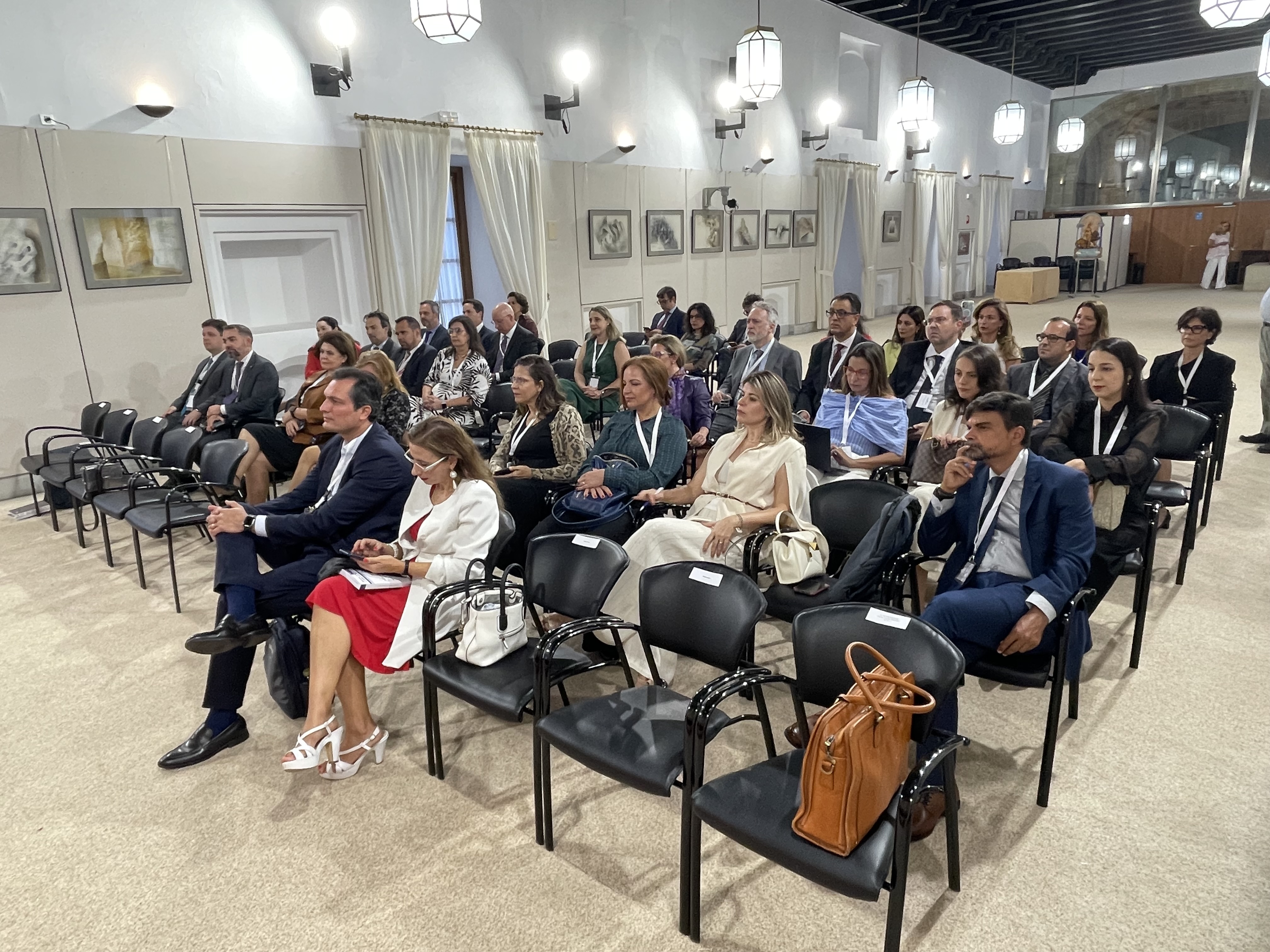   Pblico asistente a la ponencia sobre derecho e inteligencia artificial