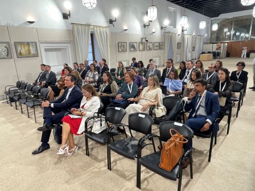   Pblico asistente a la ponencia sobre derecho e inteligencia artificial