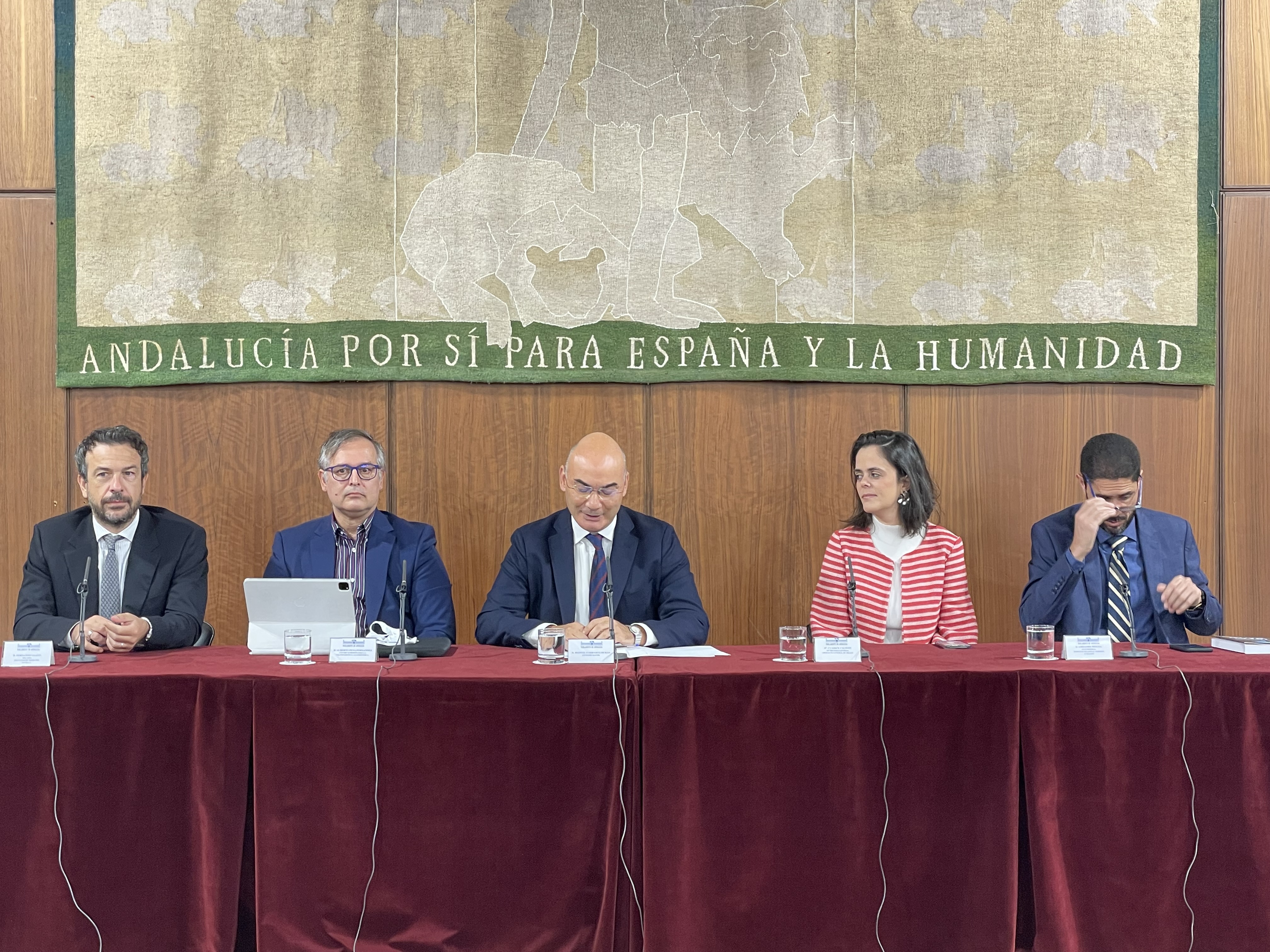    Manuel Carrasco, letrado mayor del Parlamento; Alberto Pena, del Centro Europeo para la Transparencia Algortmica; Vctor J. Vzquez, profesor de Derecho Constitucional; Clarise Calisto, secretaria general de la Abogaca General de Brasil; y Grgore Moura, juez federal del Tribunal Regional Federal de la 6. Regin